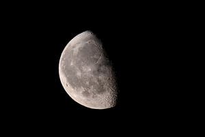 Mond mit einer deutlich sichtbaren Mondoberfläche am dunklen Nachthimmel. von Sjoerd van der Wal Fotografie