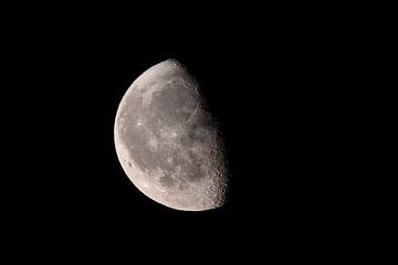 Maan met een duidelijk zichtbaar maanoppervlak aan de donkere nachthemel.