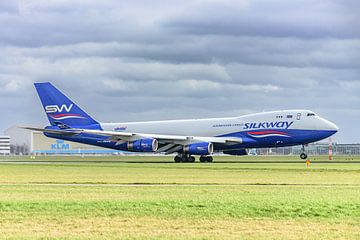 Landung der Boeing 747-400 von Azerbaijan Cargo Silkway. von Jaap van den Berg