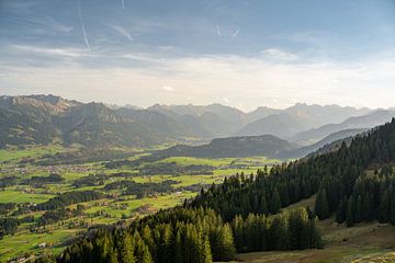 Ofterschwang Blick ins Allgäu und die Allgäuer Alpen von Leo Schindzielorz