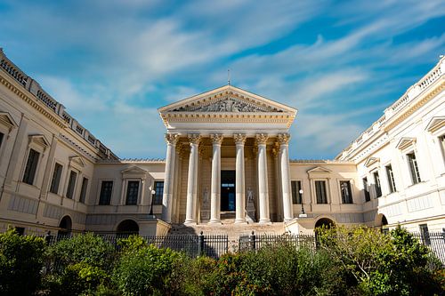 Voorgevel van het gerechtsgebouw met zuilen