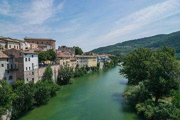 Mooi zicht op het middeleeuwse Fossombrone in Italie van Patrick Verhoef