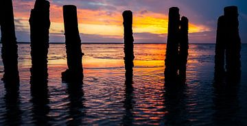 Buhnen im Wattenmeer. Nordsee-Sonnenuntergang von Pitkovskiy Photography|ART