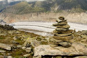 Steine mit dem Aletschgletscher in den Schweizer Alpen im Hintergrund von Karijn | Fine art Natuur en Reis Fotografie