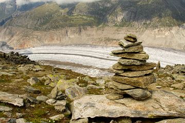 stones with the Aletsch Glacier in the Swiss Alps in the background by Karijn | Fine art Natuur en Reis Fotografie