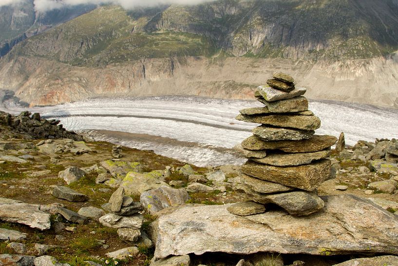 stenen met op de achtergrond de Aletschgletsjer in de Zwitserse Alpen van Karijn | Fine art Natuur en Reis Fotografie