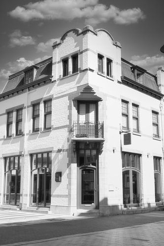 Een wit leeg pand in de binnenstad