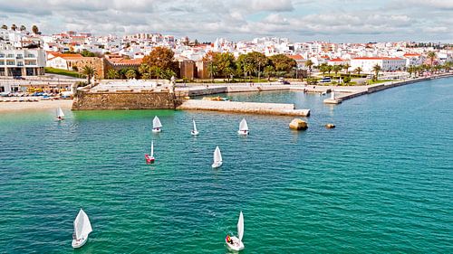 Luchtfoto van het stadje Lagos in de Algarve van Portugal