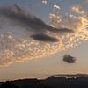 Weiche Wolken schweben über der Sierra de Bernia von Adriana Mueller