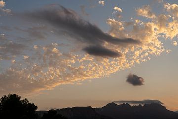 Weiche Wolken schweben über der Sierra de Bernia