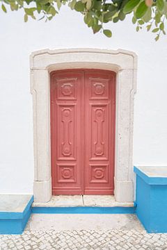 Die rote Kirchentür in Ericeira, Portugal - Straßen- und Reisefotografie von Christa Stroo photography