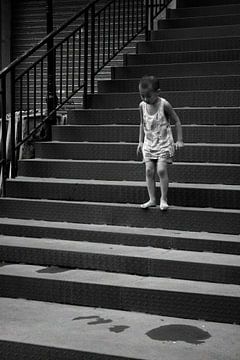 Chinees jongetje springt van trap sur André van Bel