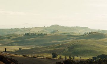 Prachtig heuvelachtig Toscaans landschap met afgelegen boerderijen van Besa Art