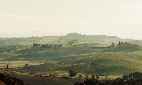 Prachtig heuvelachtig Toscaans landschap met afgelegen boerderijen
