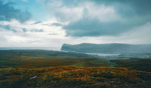 Neist Point - klif in idyllisch Schotland bij de Highlands op het eiland Skye.