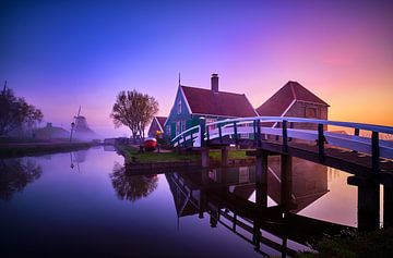 Cottage with bridge on the Zaanse Schans by Peter de Jong