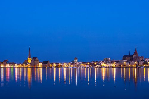 Blick über die Warnow auf die Stadt Rostock am Abend