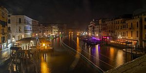 Nachts auf der Rialtobrücke in Venedig