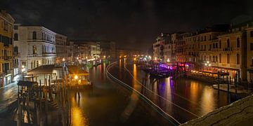 s Nachts op de Rialtobrug in Venetië van t.ART