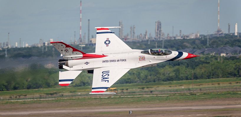 High-speed pass from Thunderbird #6. by Jaap van den Berg