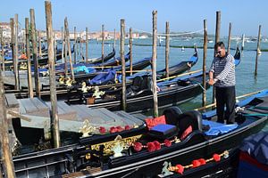 Italië, Venetië: gondelier bij  de Canal Grande von Getty Betlem