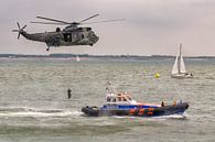 KNRM Bateau de sauvetage "Zeemanshoop" et hélicoptère Sea King allemand par Roel Ovinge Aperçu