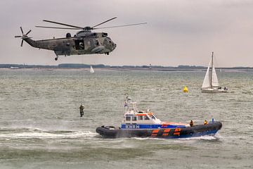 Niederländischen Rettungsboot und Deutschen Marine Sea King Hubschrauber