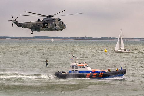 KNRM Bateau de sauvetage "Zeemanshoop" et hélicoptère Sea King allemand