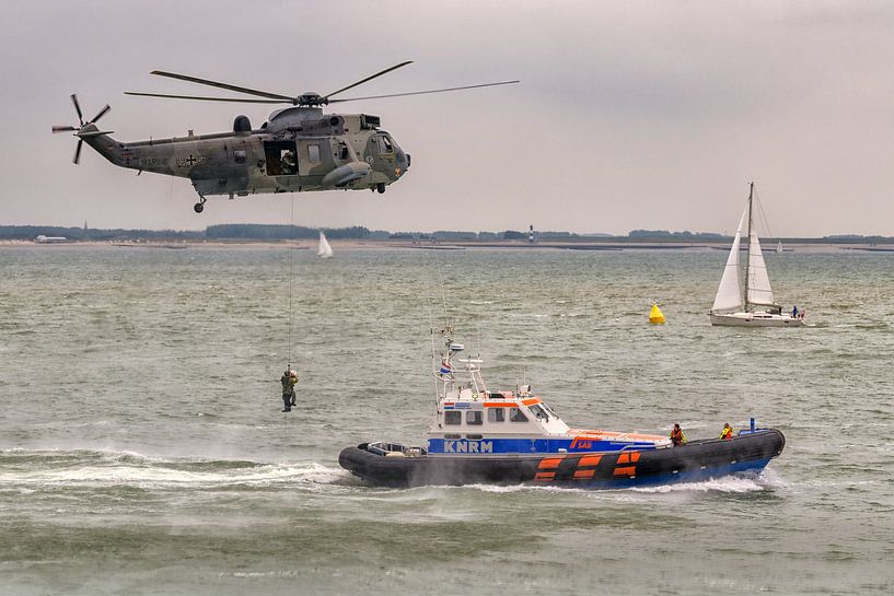 Niederländischen Rettungsboot und Deutschen Marine Sea King Hubschrauber von Roel Ovinge