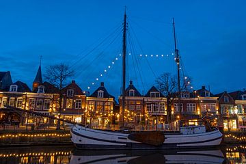 Dekoriertes Segelboot in der Stadt Dokkum in Friesland (Niederlande) bei Sonnenuntergang von Eye on You