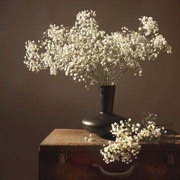 Stilleven met bloemen. Gipskruid. Snijbloemen. Beige bruin. van Alie Ekkelenkamp
