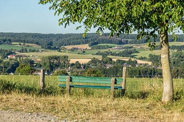 Uitzicht op de Zuid-Limburgse heuvels bij Vaals van John Kreukniet