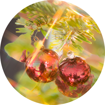 Rode kerstbal met stervormige lichtjes in de kerstboom. van Wim Stolwerk