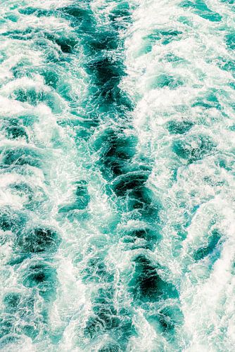 Details van Schuimende golven met witte kappen in turkoois abstractie