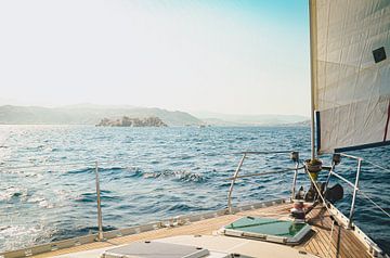 Zeilen voor de kust van Griekenland