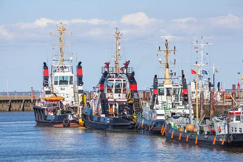Hochseeschlepper im Hafen