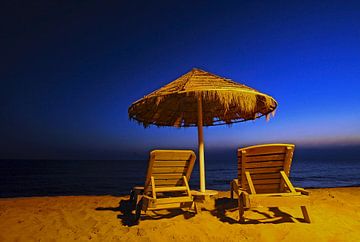 Blaue Stunde: Liegestühle am Strand = Entspannung