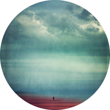 Genieten van rust en stilte - Eenzame wandelaar op het strand