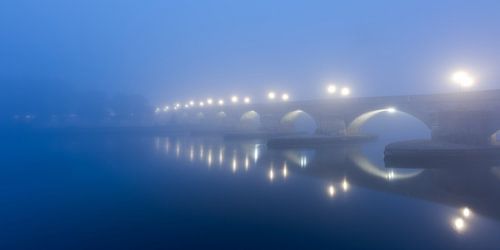 Regensburg, Steinerne Brücke im Nebel bei Morgendämmerung