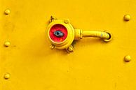 Elektrischer Schalter auf einem gelben Zug von Jenco van Zalk Miniaturansicht