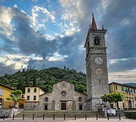 Gezicht op de kerk in varenna