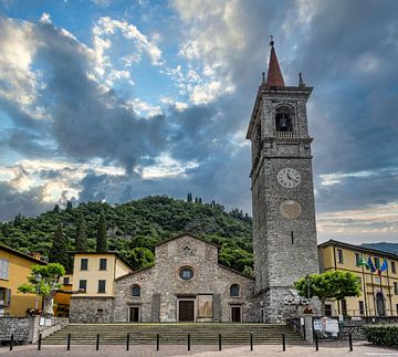 Gezicht op de kerk in varenna van Andreas Völkel