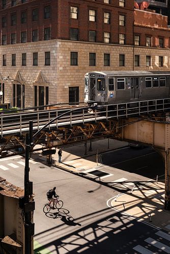 Fietsen onder de metro van Chicago