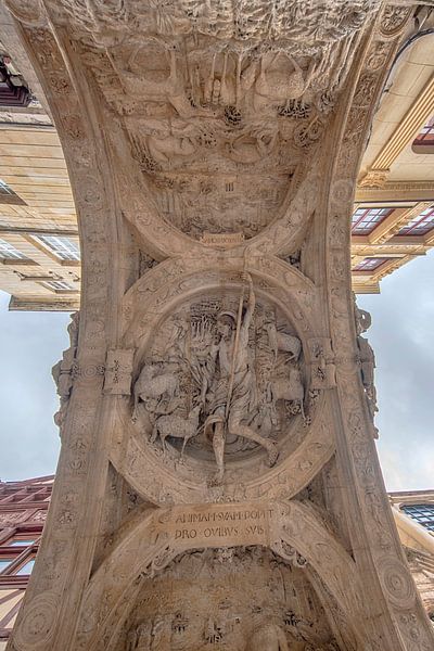 Renaissance-boog over de Rue du Gros-Horloge in Rouen. van Peter Bartelings