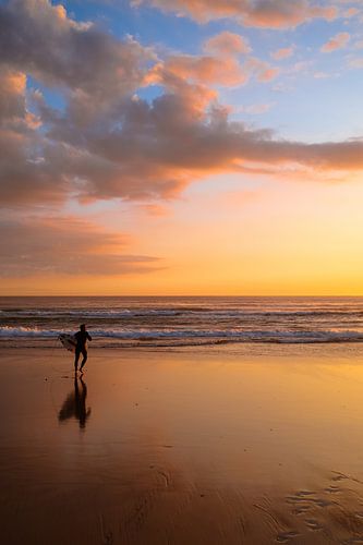 Un surfeur solitaire au coucher du soleil sur Simple Scenes
