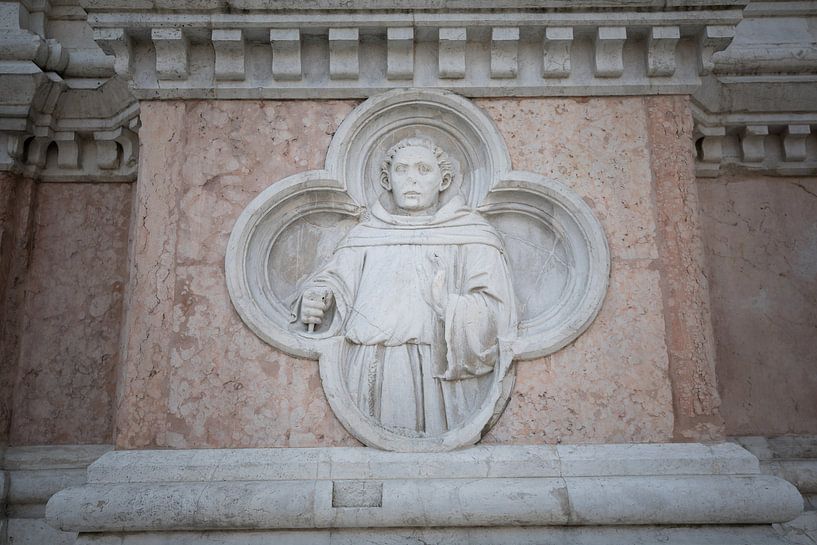Detail Basiliek van San Petronio in centrum van Bologna van Joost Adriaanse