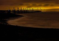 Stormvloedkering Zeeland in de schemering.