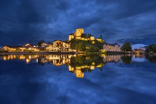 Burg Laudeck in Ladis in Tirol, Österreich zur blauen Stunde
