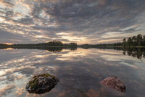 Imposant wolkendek boven een kalm meer in Zweden