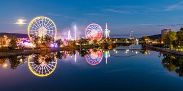 Cannstatter Volksfest in Stuttgart bij nacht van Werner Dieterich